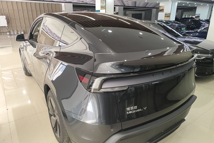 Tesla Model Y 2025 #7 Tesla Model Y 2025 car image #7