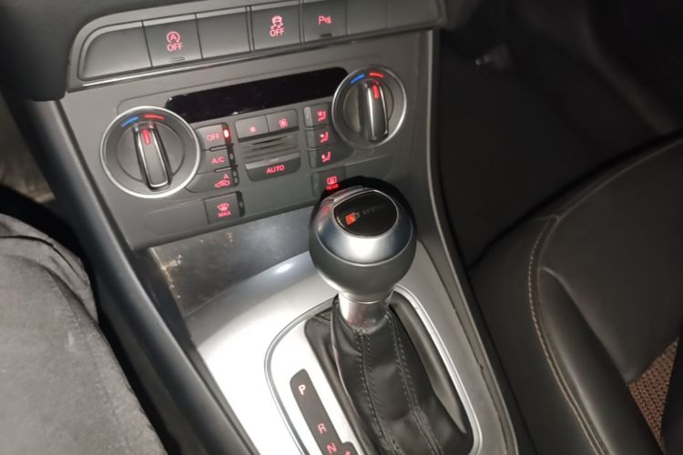 Audi Q3 2018 immagine di auto #14