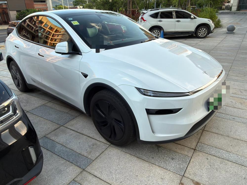 Tesla Model Y 2026 car image #3