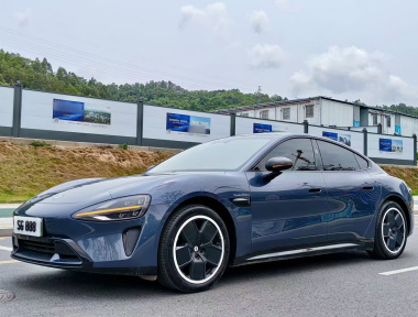 MI SU7 2024 immagine di auto 