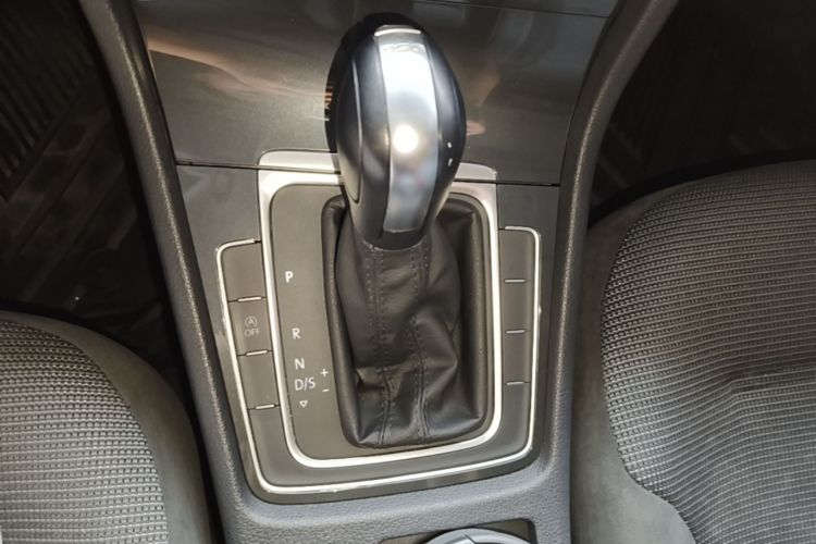 Volkswagen Golf 2020 car image #24