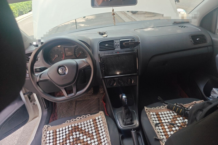 Volkswagen Polo 2017 car image #12