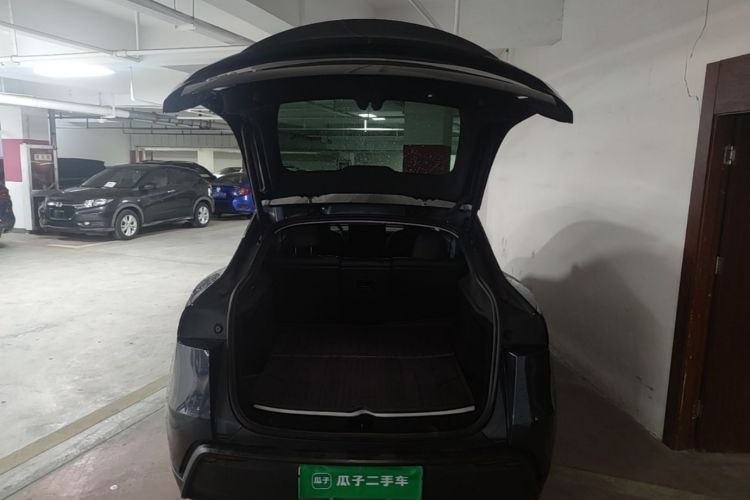 Tesla Model Y 2025 immagine di auto #19