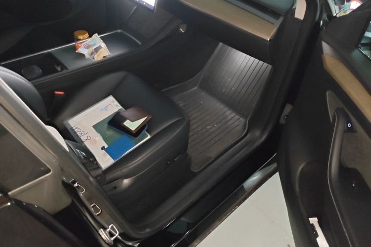 Tesla Model Y 2023 car image #21