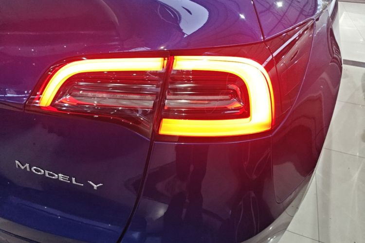 Tesla Model Y 2022 #8 Tesla Model Y 2022 صورة سيارة #8