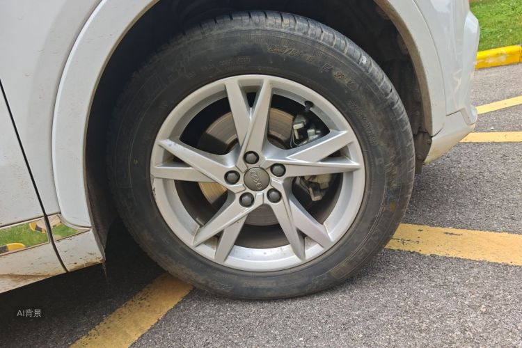 Audi Q3 2019 car image #9