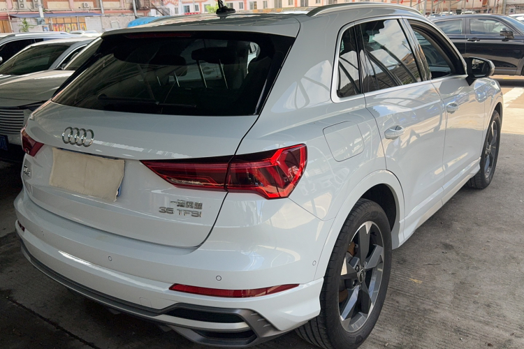 Audi Q3 2022 car image #5