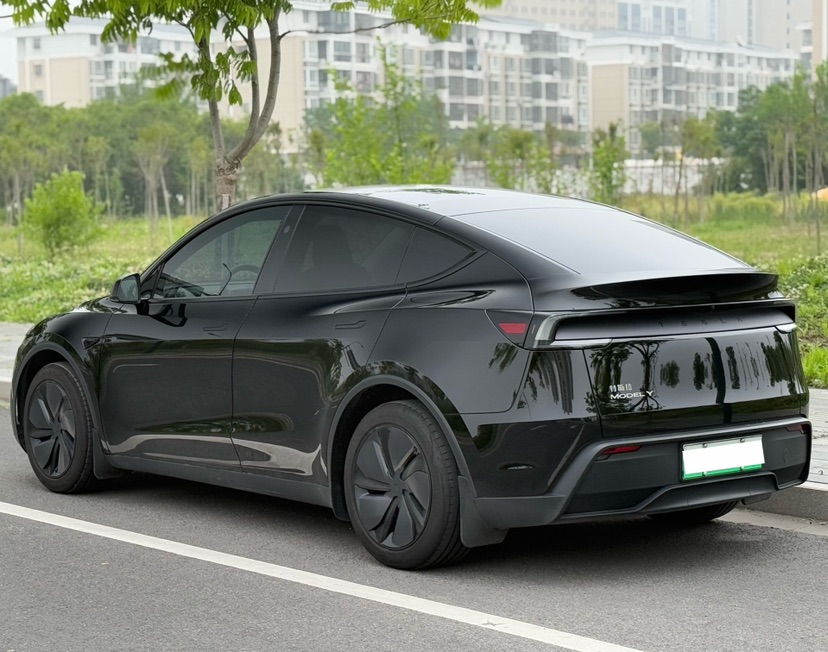 Tesla Model Y 2025 #8 Tesla Model Y 2025 car image #8