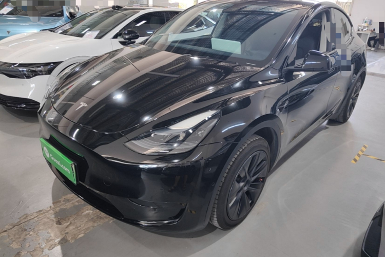 Tesla Model Y 2023 car image #2