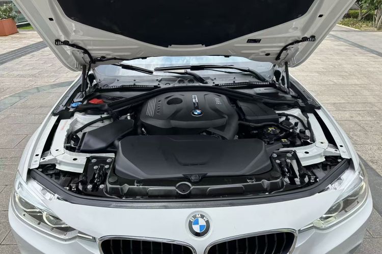 BMW 3 Series 2018 car image #23