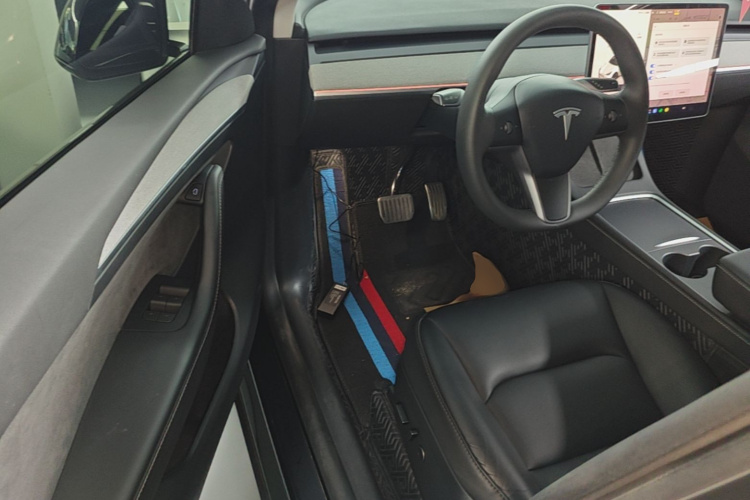 Tesla Model Y 2024 immagine di auto #16