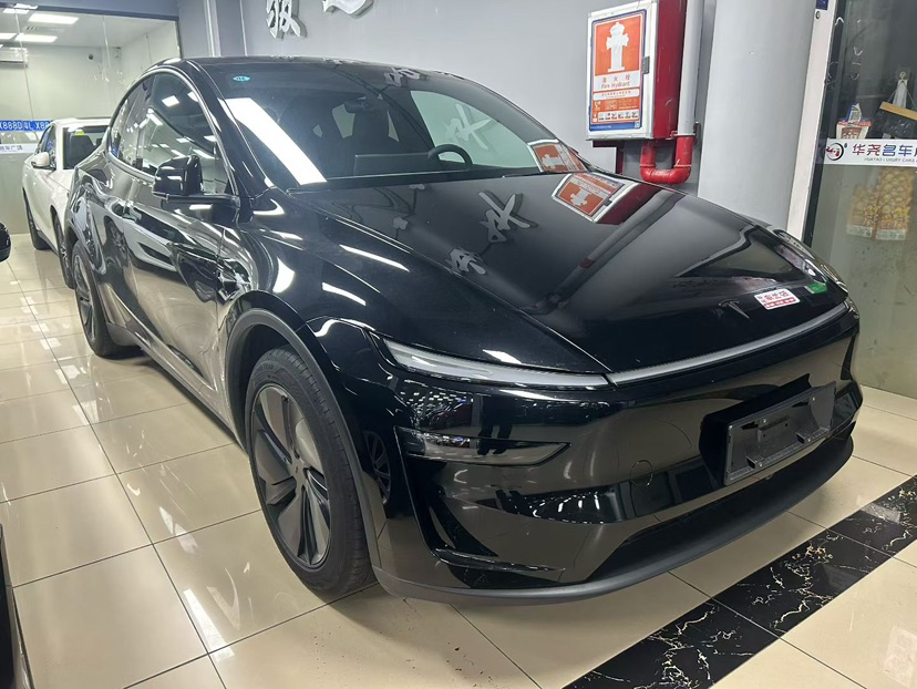 Tesla Model Y 2026 car image #2