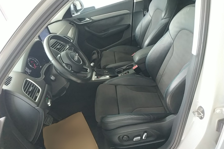 Audi Q3 2016 car image #15