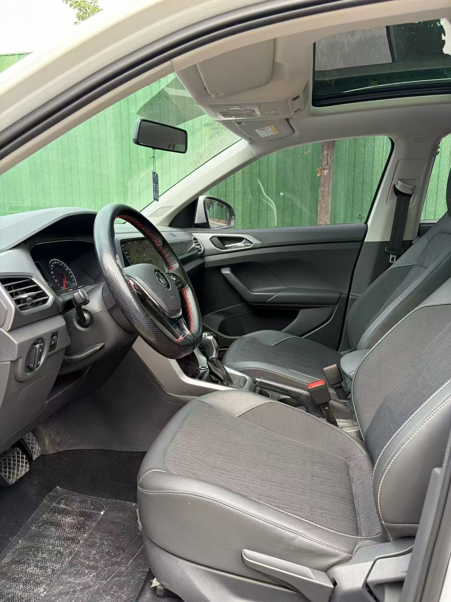 Volkswagen T-Cross 2022 immagine di auto #2