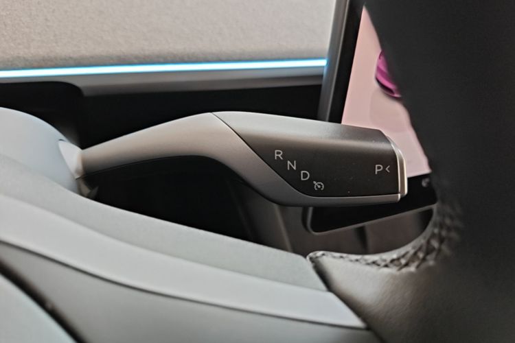 Tesla Model Y 2023 car image #14