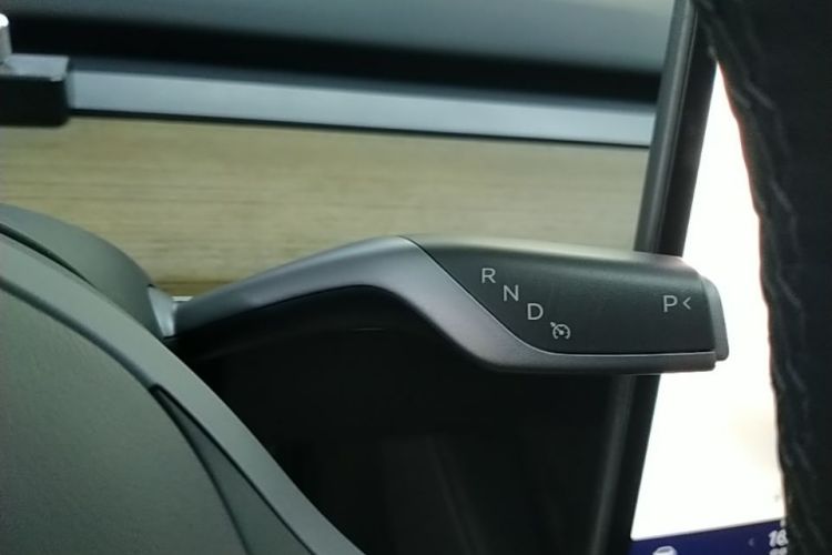 Tesla Model Y 2023 car image #18