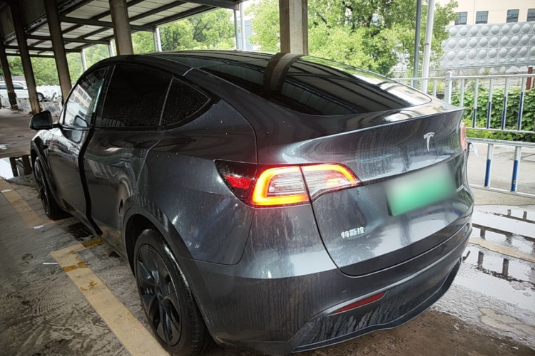 Tesla Model Y 2024 #5 Tesla Model Y 2024 car image #5