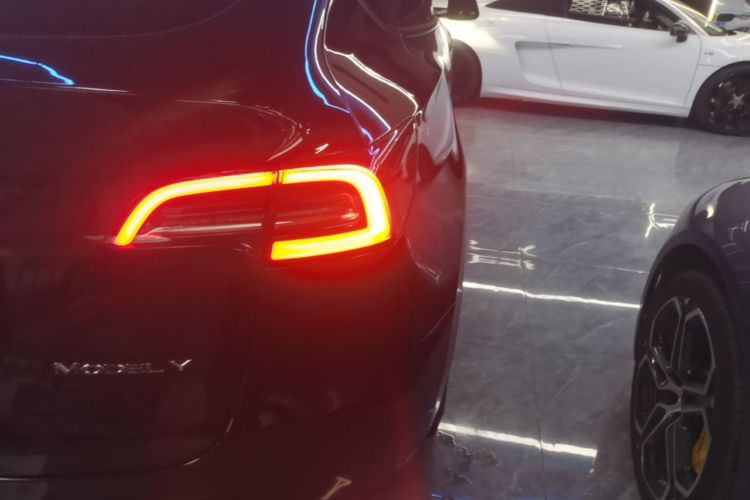 Tesla Model Y 2022 car image #8
