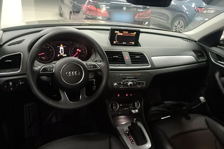 Audi Q3 2018 car image #10