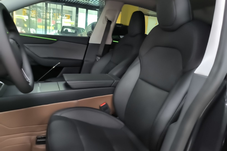 Tesla Model Y 2025 immagine di auto #19