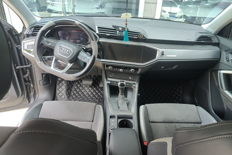 Audi Q3 2021 car image #10