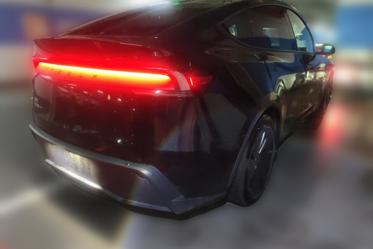 Tesla Model Y 2025 #5 Tesla Model Y 2025 car image #5