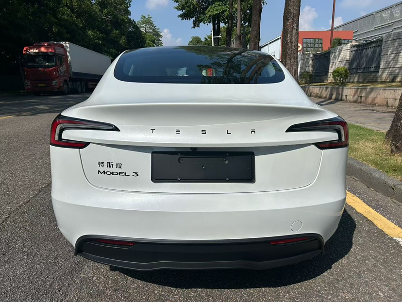 Tesla Model 3 2026 immagine di auto #8