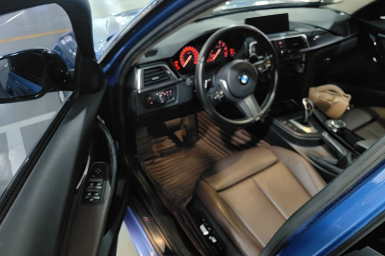 BMW 3 Series 2019 car image #16