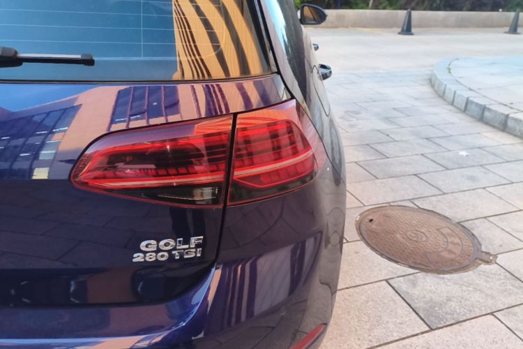 Volkswagen Golf 2019 car image #3