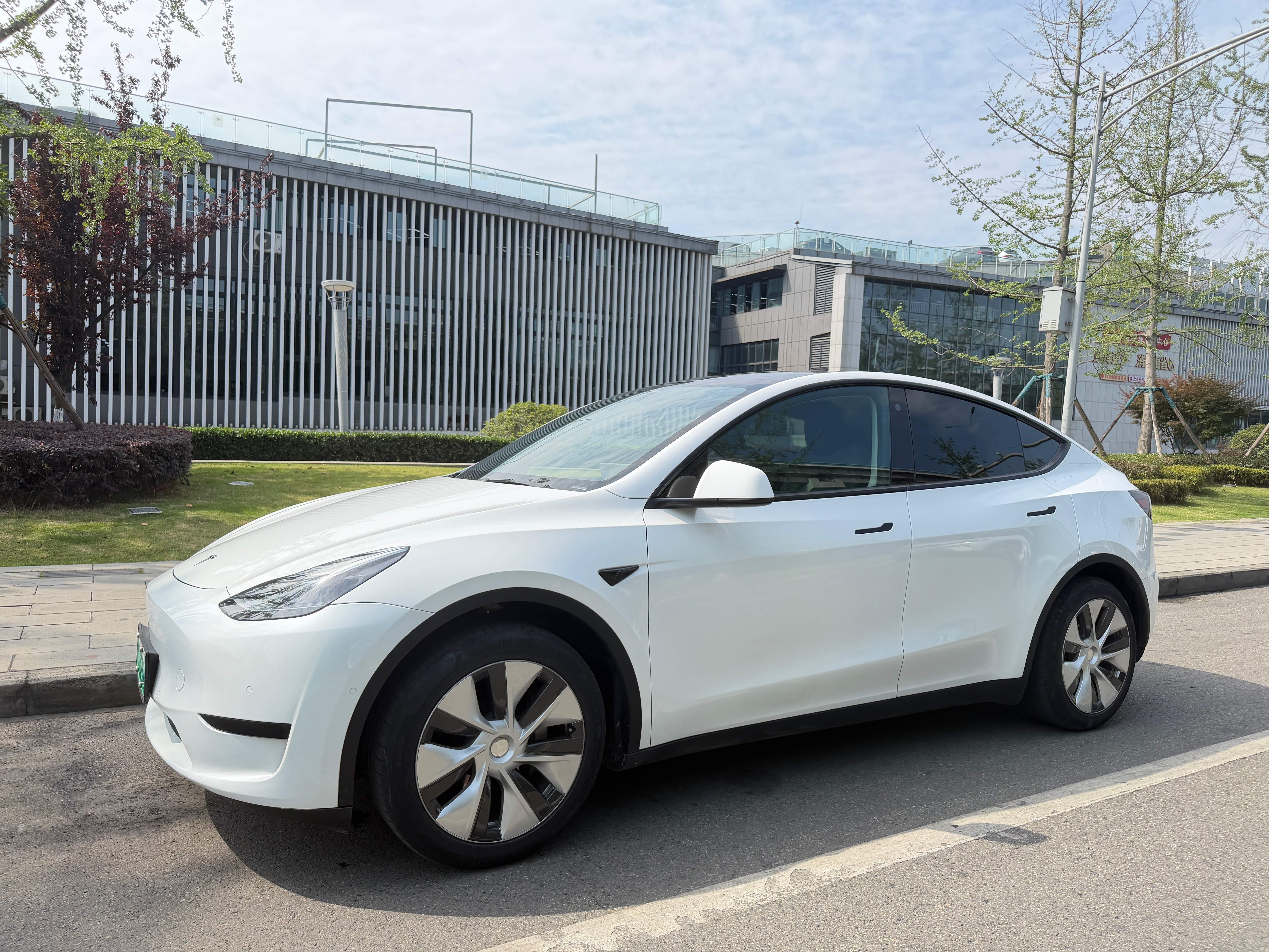 Tesla Model Y 2023 #2 Tesla Model Y 2023 car image #2