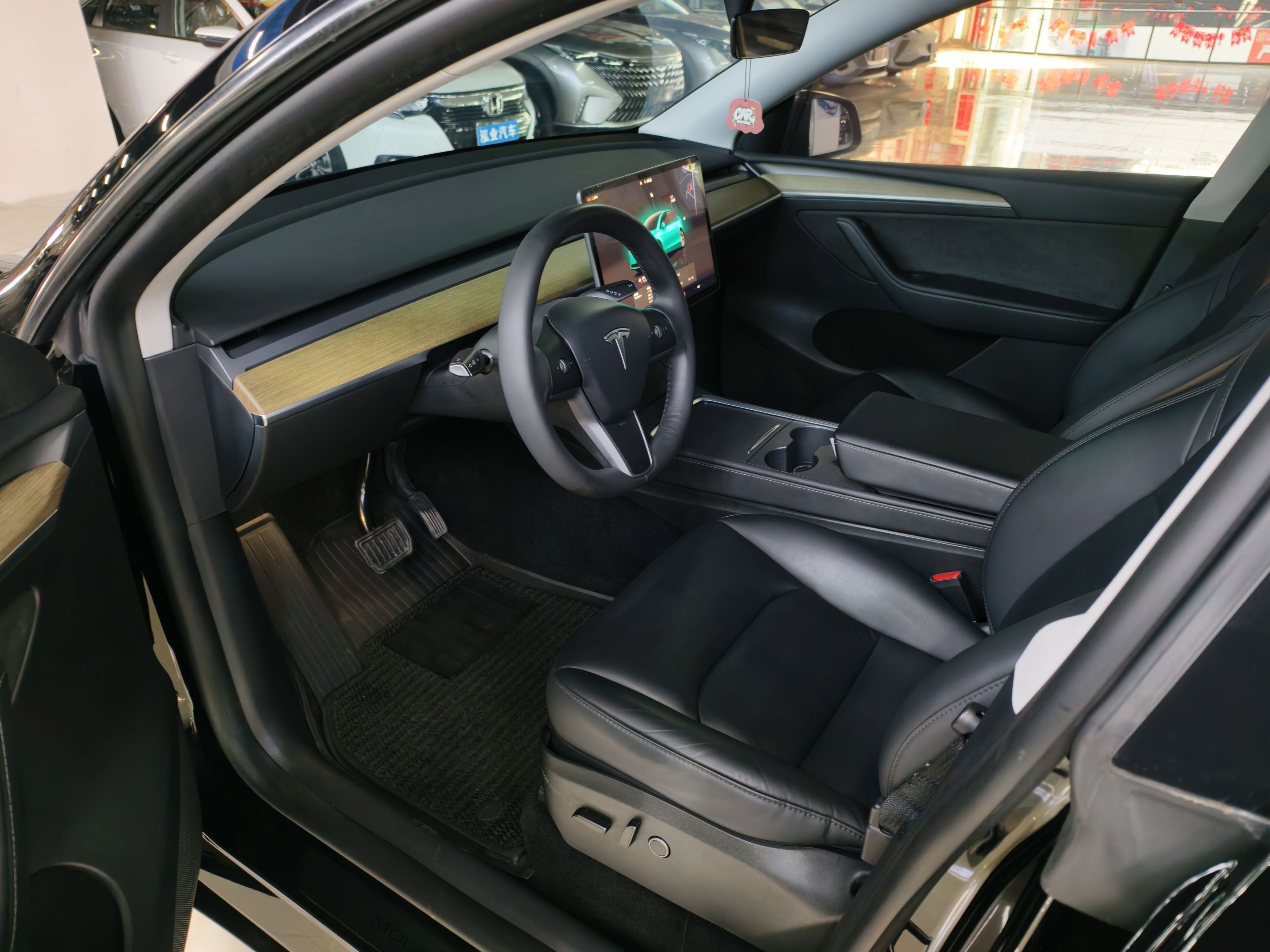 Tesla Model Y 2023 car image #4