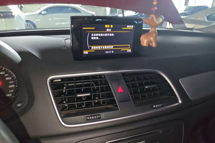 Audi Q3 2017 car image #13