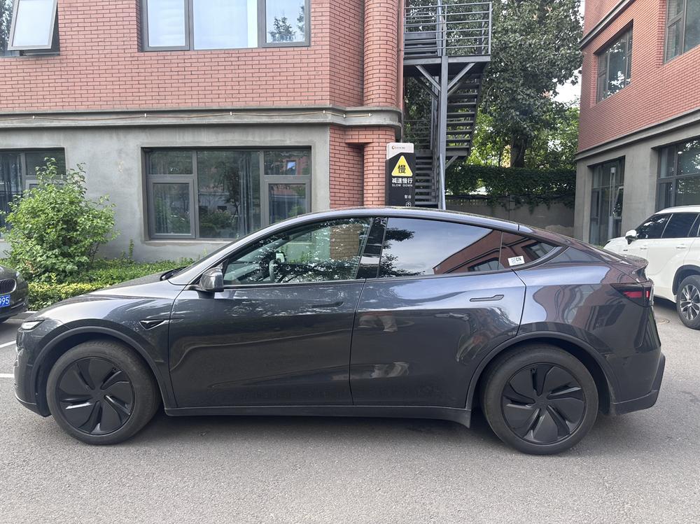 Tesla Model Y 2025 #3 Tesla Model Y 2025 car image #3