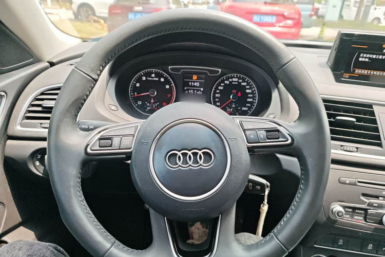 Audi Q3 2018 car image #11