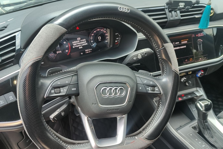 Audi Q3 2021 car image #11