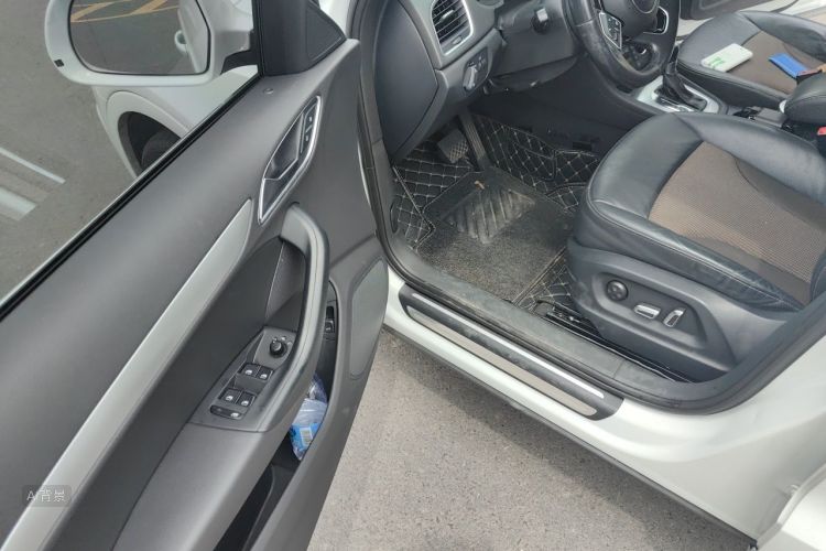 Audi Q3 2016 car image #18