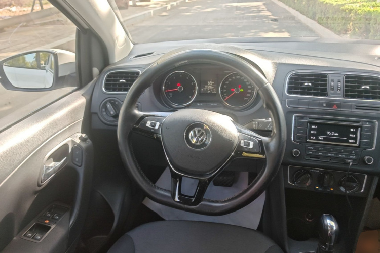 Volkswagen Polo 2016 car image #11
