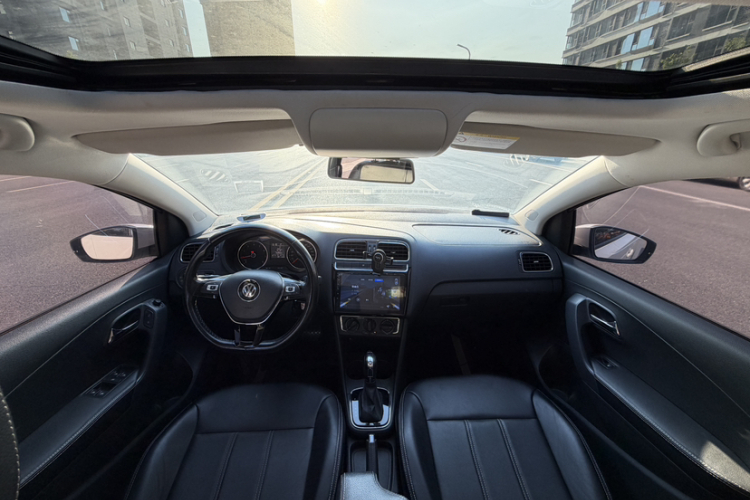 Volkswagen Polo 2017 car image #17