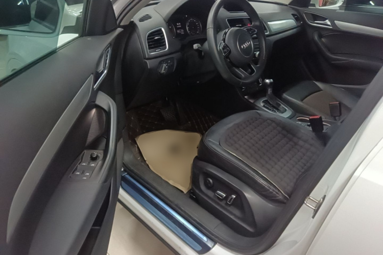 Audi Q3 2019 car image #12