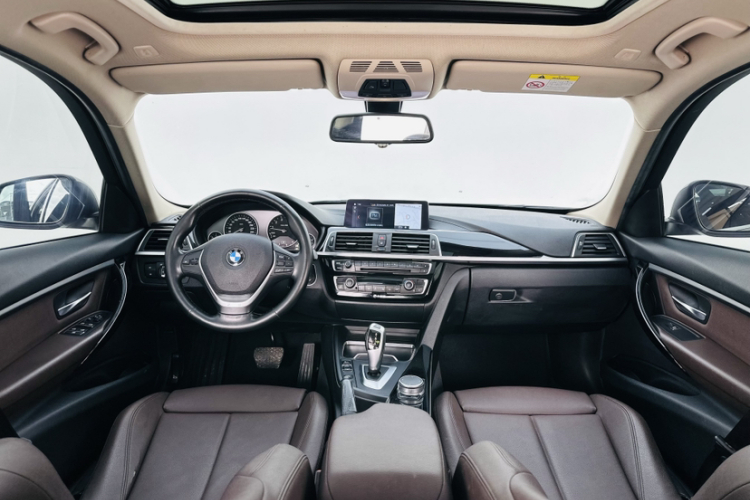 BMW 3 Series 2019 car image #20