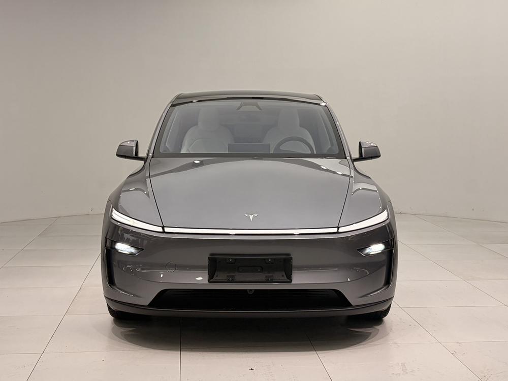 Tesla Model Y 2025 #2 Tesla Model Y 2025 car image #2