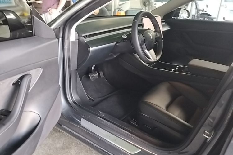 Tesla Model 3 2020 car image #16
