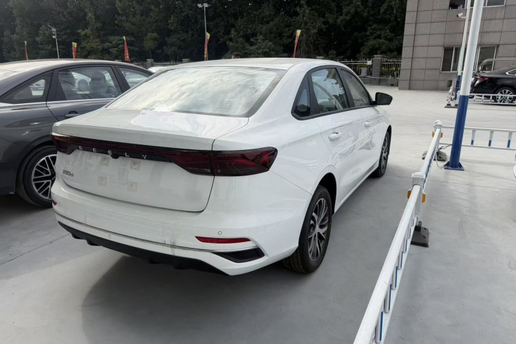 GEELY Emgrand 2025 car image #5