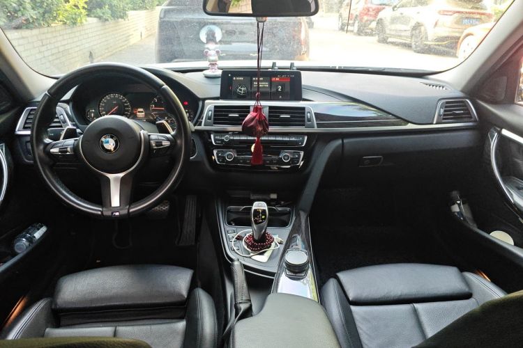 BMW 3 Series 2018 car image #12