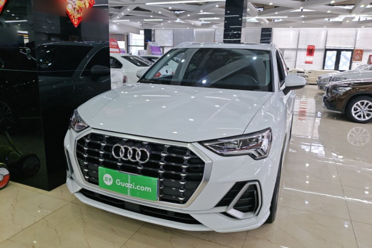 Audi Q3 2022 car image #2
