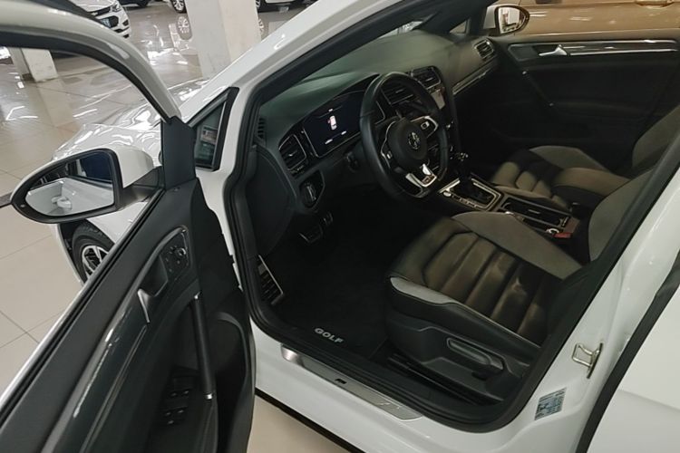 Volkswagen Golf 2020 car image #16