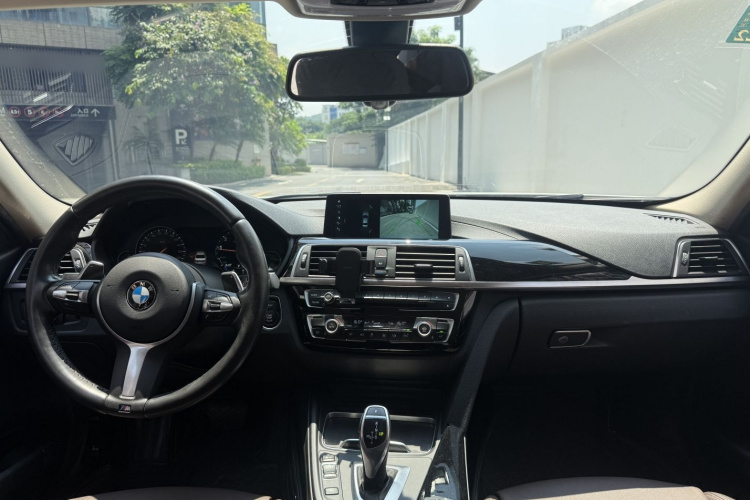 BMW 3 Series 2018 car image #12