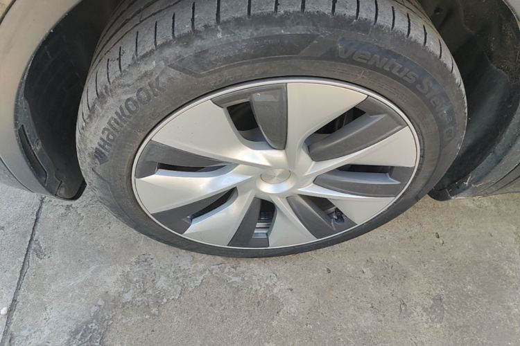 Tesla Model Y 2023 car image #9