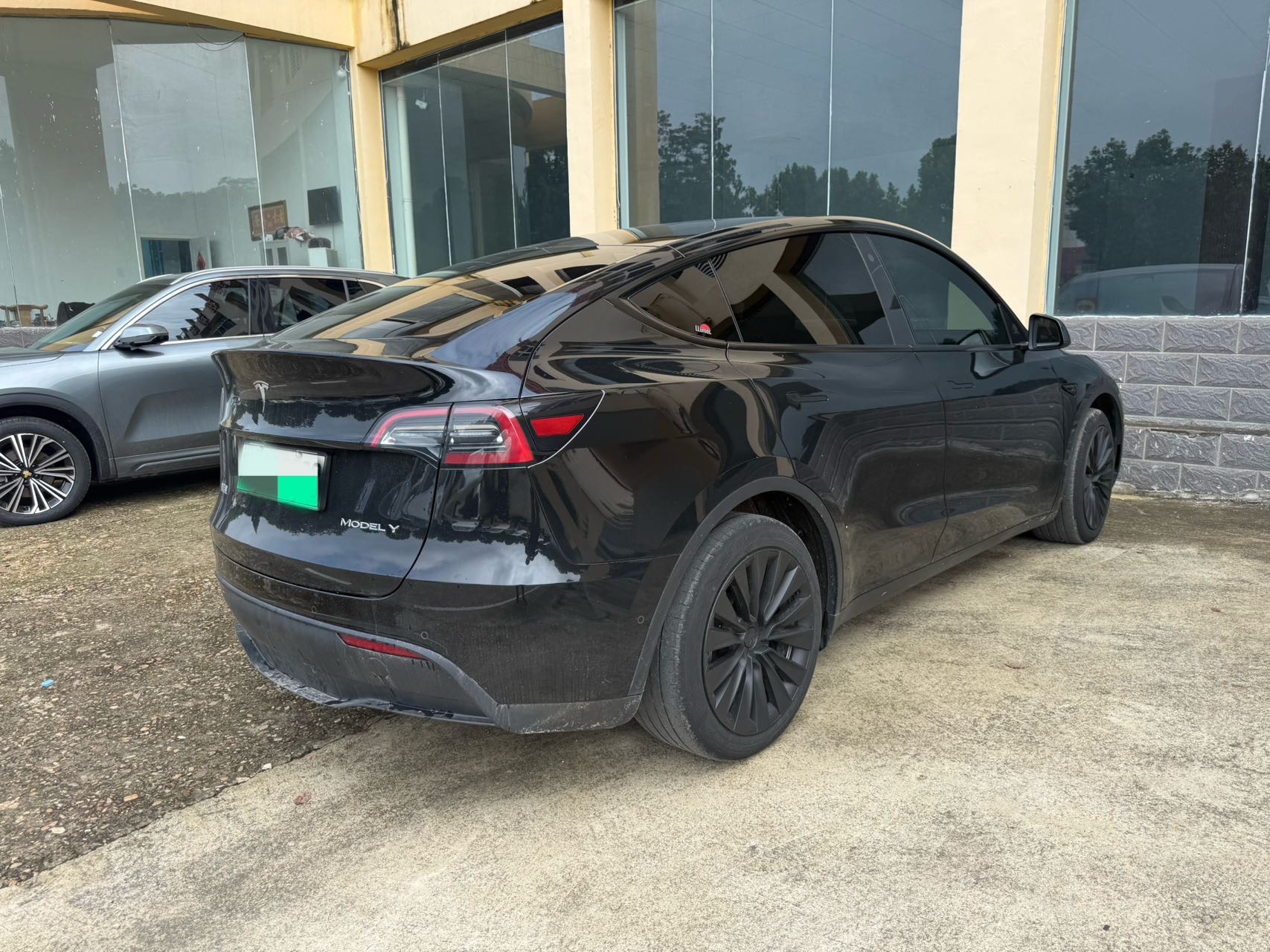 Tesla Model Y 2023 car image #2
