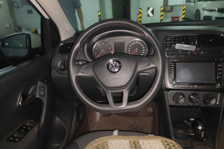Volkswagen Polo 2015 car image #11